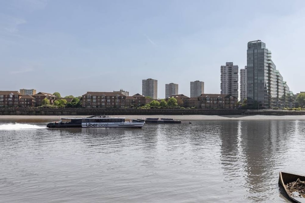 Cheyne Walk Houseboat by Onefinestay