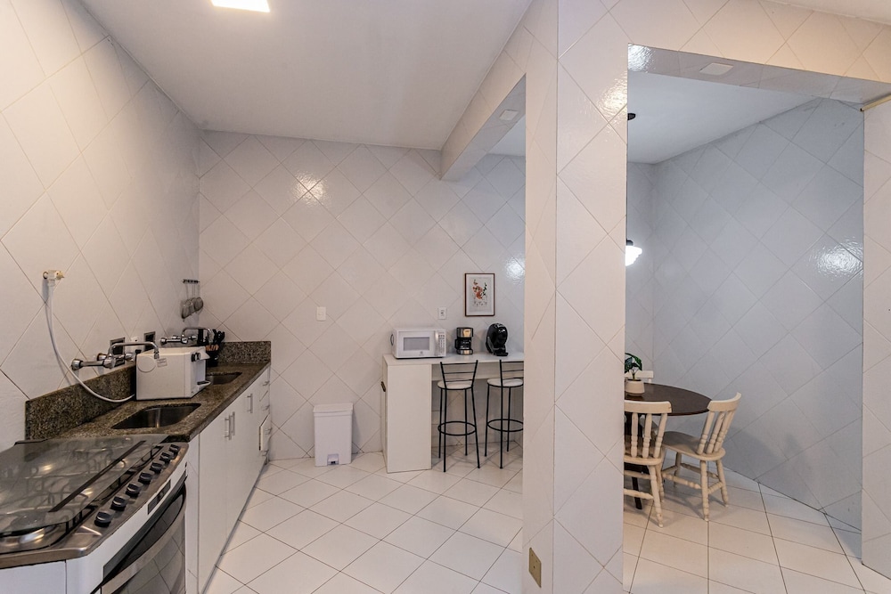 4bdrs, Balcony w/ Sea View, and Garagea 3730/201