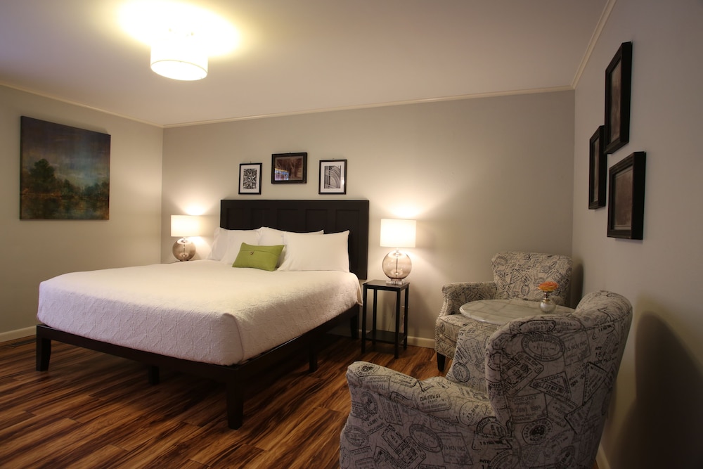 Eureka Springs Vacations - Tower House Inn - Property Image 8