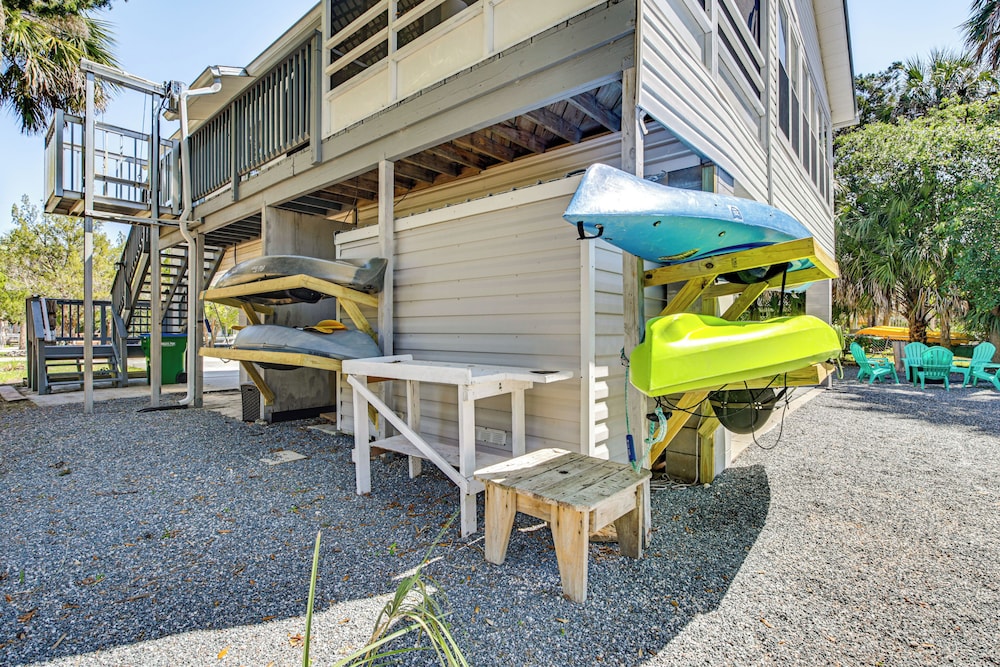 Outdoor Oasis: Canal-front Home in Crystal River