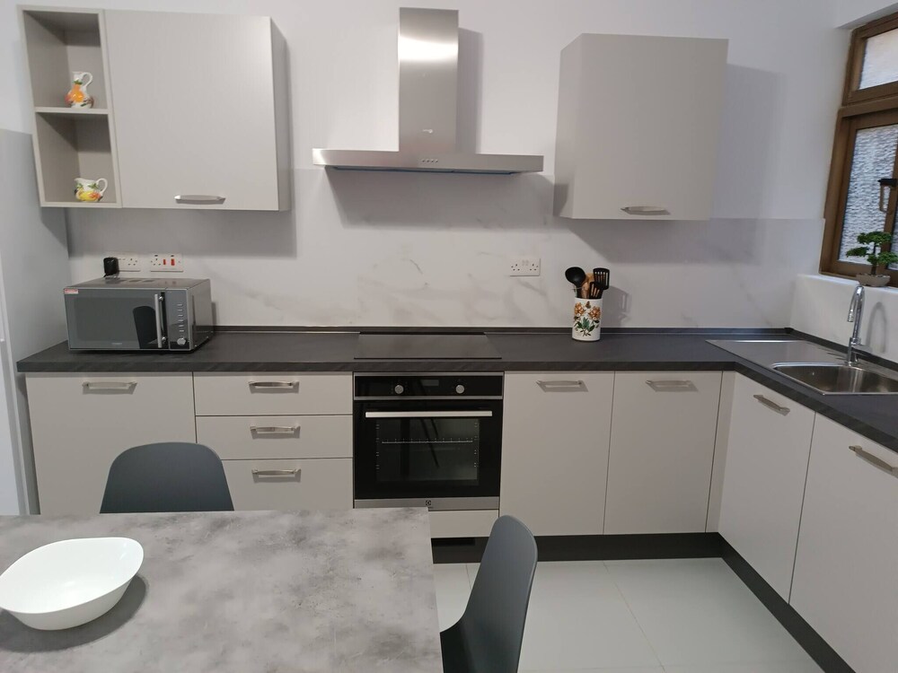 Seaside Stylish and Spacious 2-bedroom Apartment