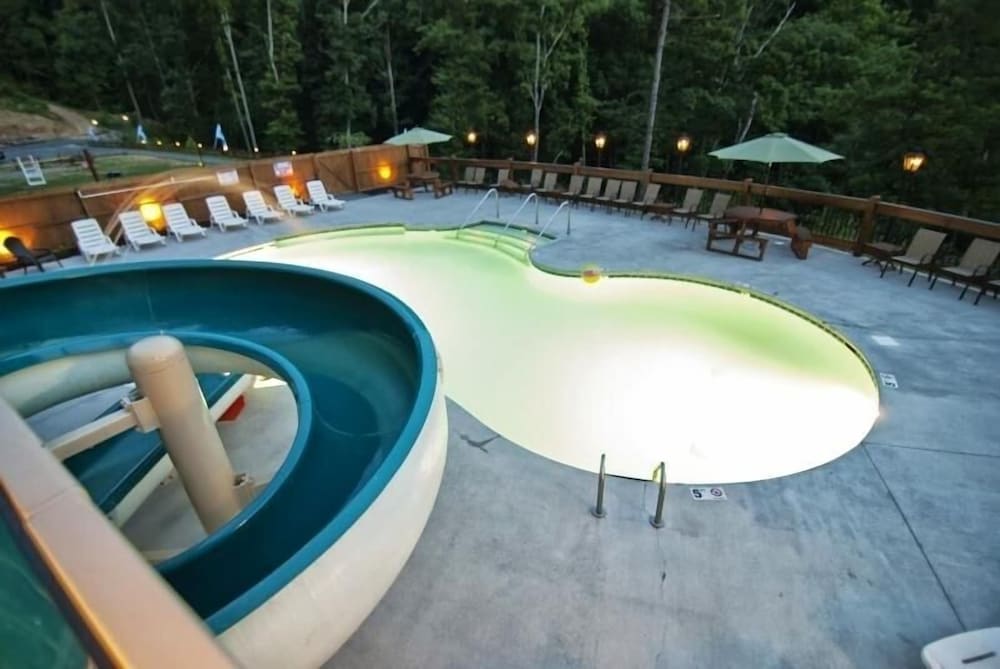 Pemberley Manor - 7 Bedrooms, 7.5 Baths, Sleeps 30 Home by RedAwning
