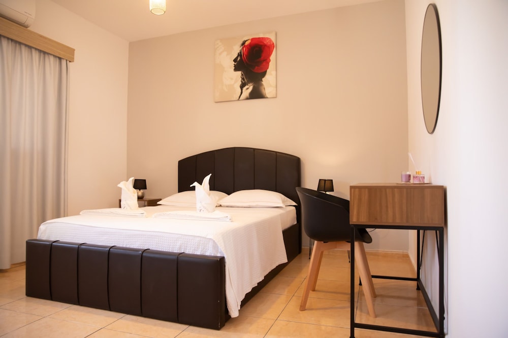 Valentina Coastal Suites in Central Paphos 3