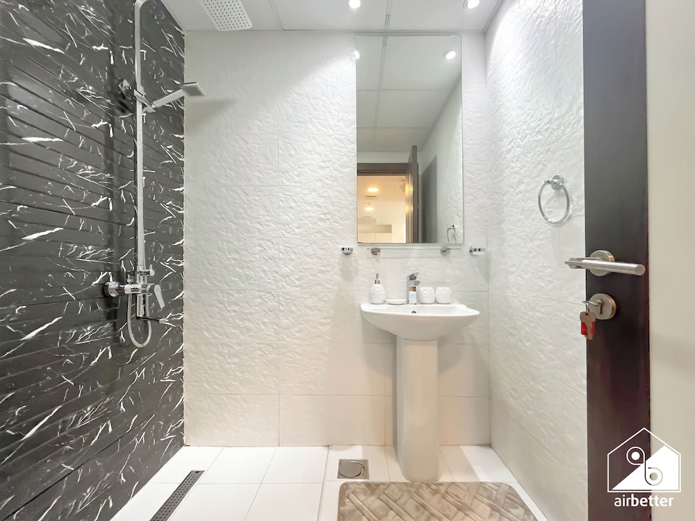 Bright 2bed Family Home: Pool, Gym & Kids Play
