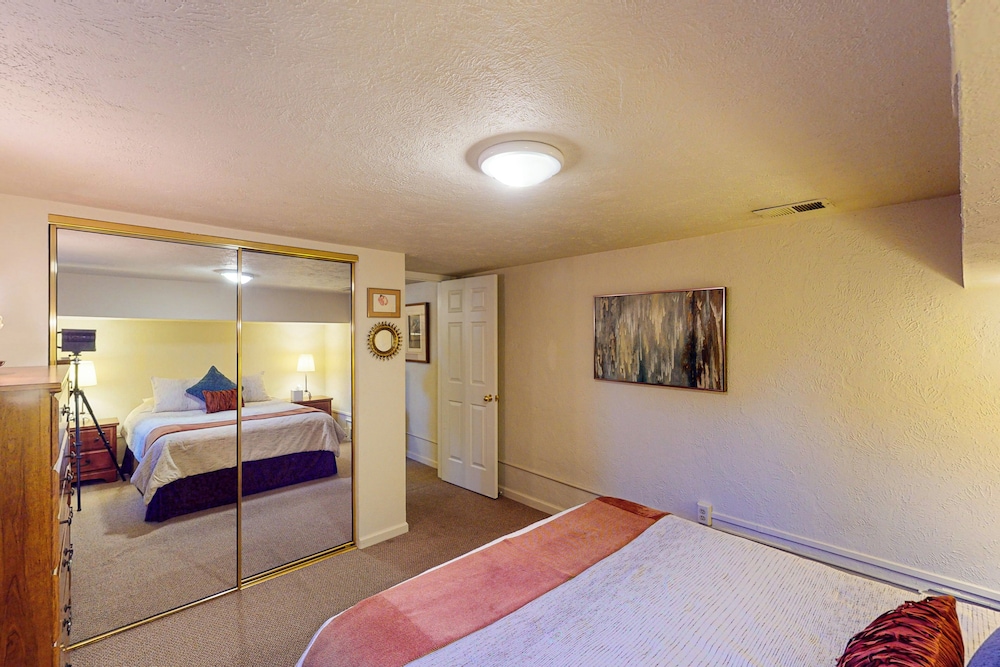Elati Guesthouse: Walkable Home in Arts District