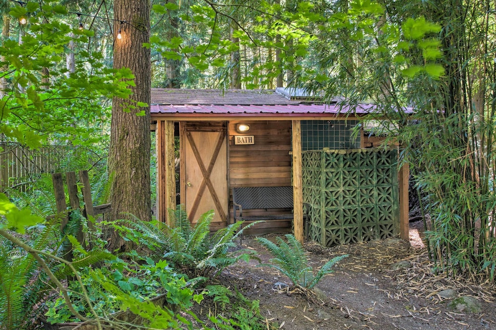 Three Enchanting Riverfront Cabins: Hot Tub Access