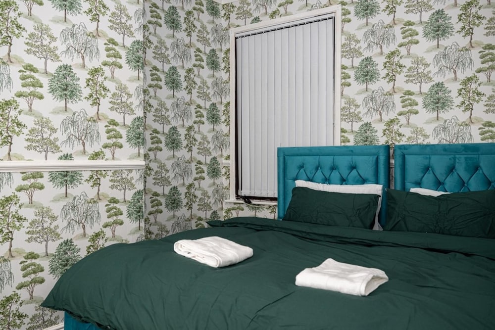 4-bedroom- Stoke-on-trent Sleeps 8- pet Friendly