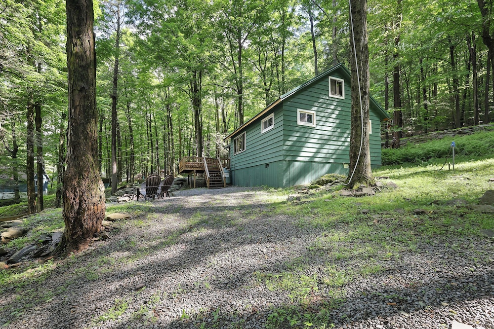 Cozy Lake Cabin 3 with Boatdock