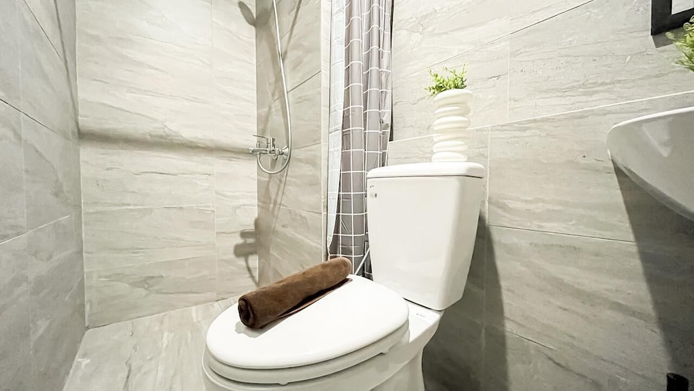 Earth Toned Studio Apartment Collins Boulevard