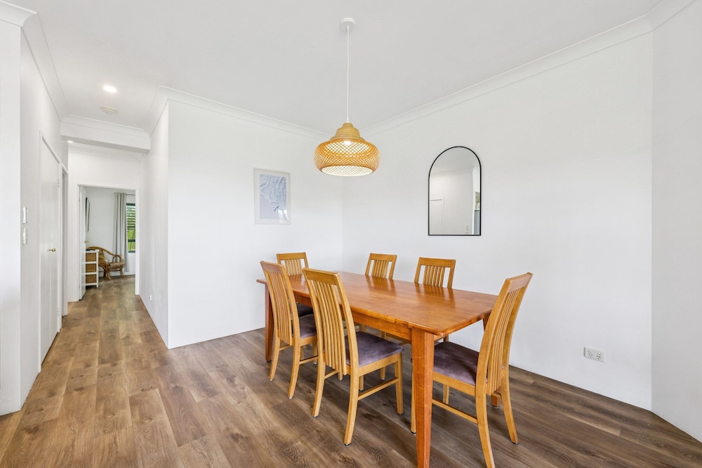 2-bed Beachfront Escape With Pool and BBQ Access