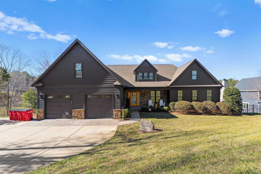 Luxury Lakefront Stay Private Dock, Indoor/outdoor Pool The Retreat