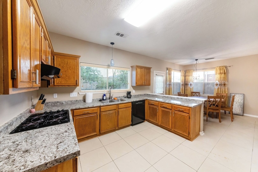 Pet-friendly 3BR Near First Colony Mall