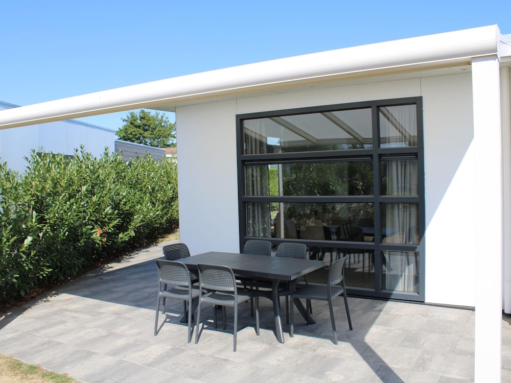 Modern Chalet With a Dishwasher in Lathum