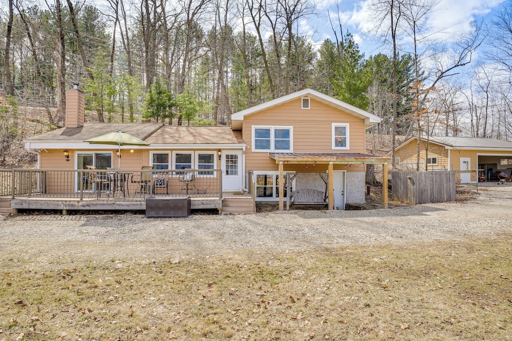 Near Hiking: Lakefront Getaway in Campbellsport!
