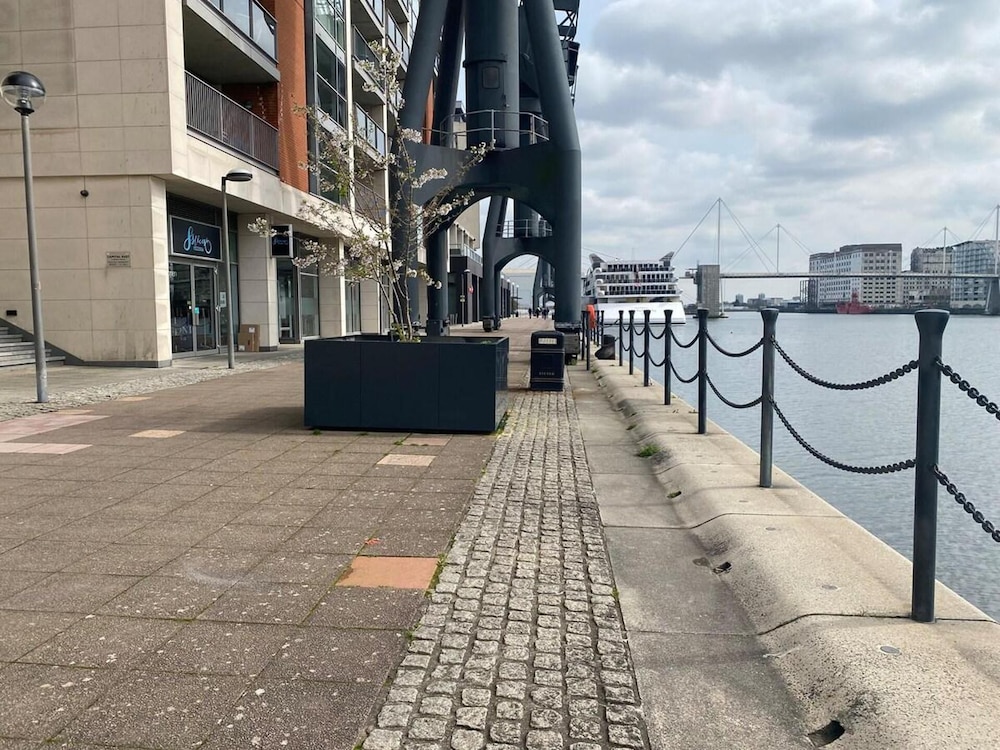 Royal Docks Luxury 3 Bedroom Apartment