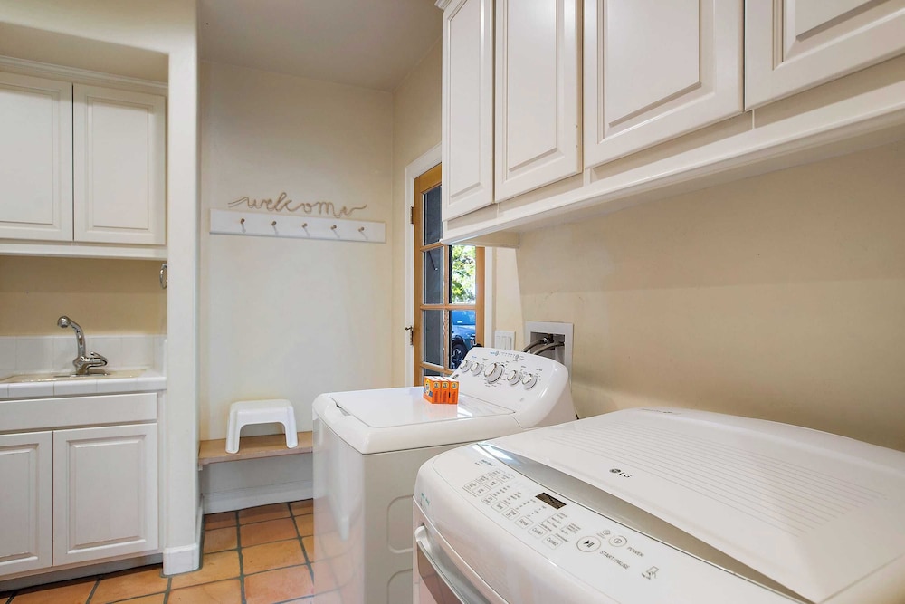Wellsona Vineyard Retreat + Pool, Hot Tub, Views Main Home + Guest Home