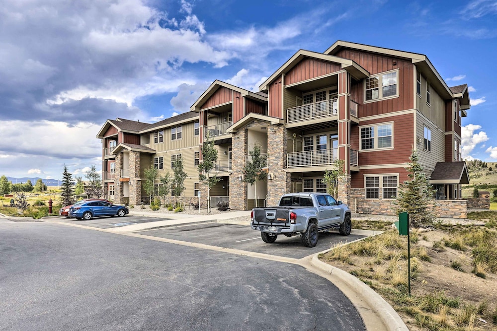 Balcony & Grill: Mtn-view Retreat in Granby!