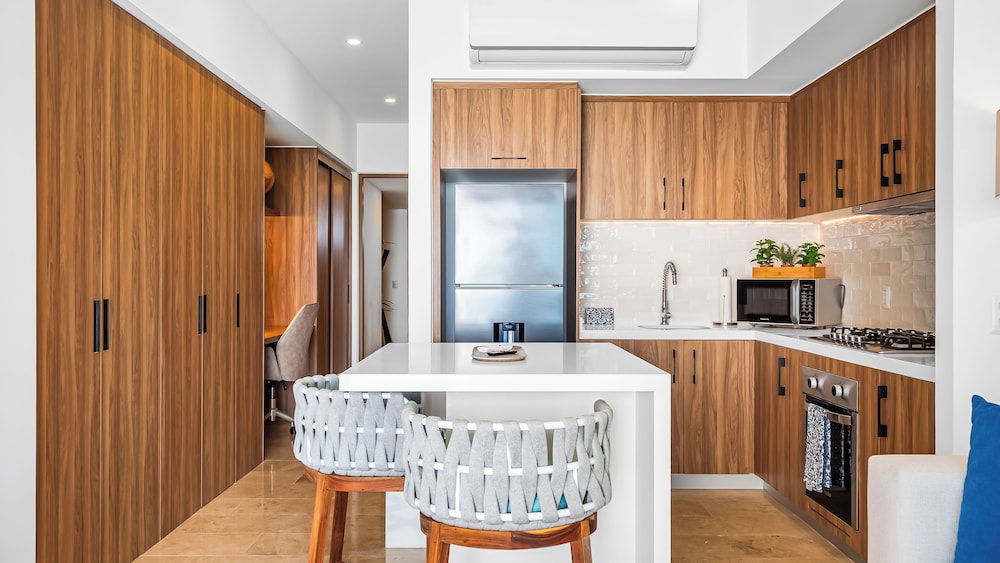 Oceanfront 1BR with Balcony & Pool