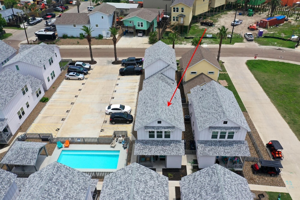 Shared Pool, 1block to Alister, Music & Eateries Bluegrass Breeze by Avantstay view 2