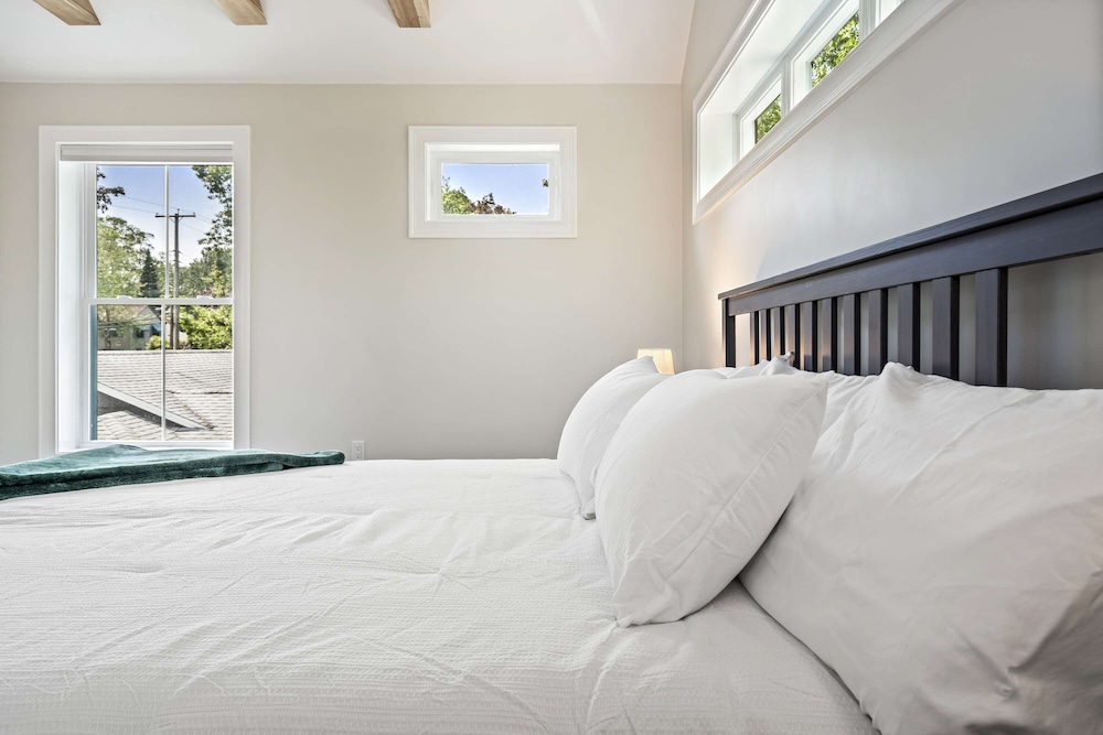 Bourne By The Beach Beautiful Home for 6 Near Shops and the Shore