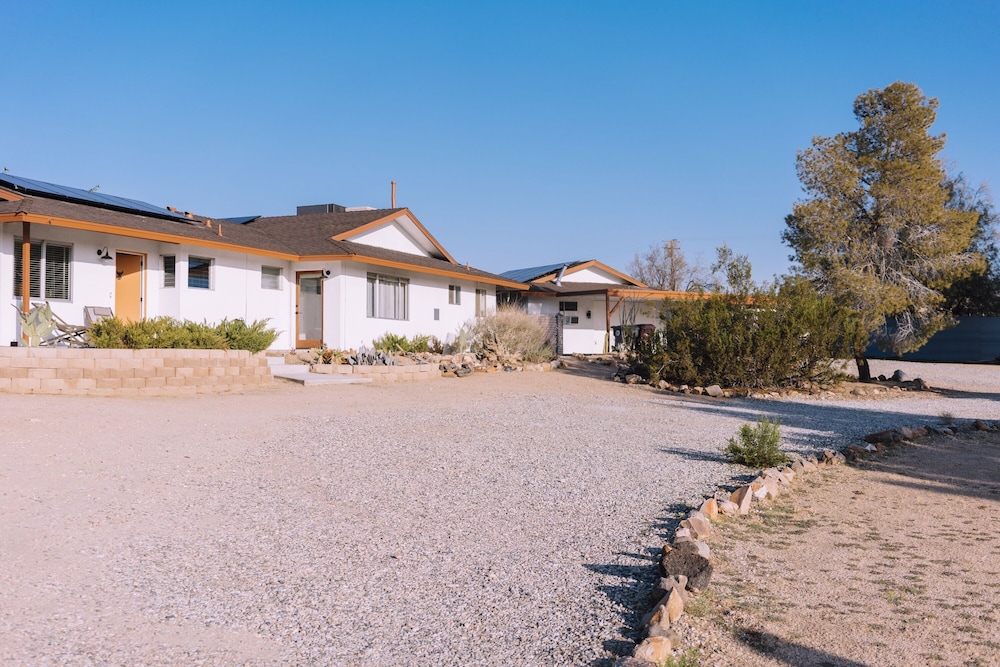Pickle Ranch - Desert Paradise With Hot Tub, Fire Pit & Bbq 2 Bedroom Home by Redawning view 4