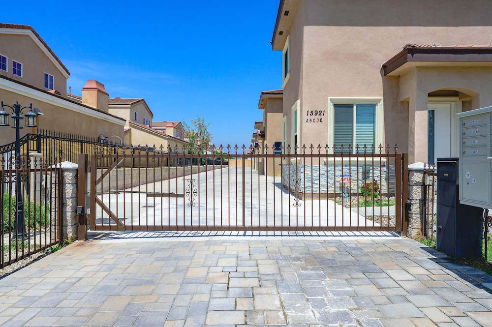 Modern Spacious Home Bright Family Group Friendly