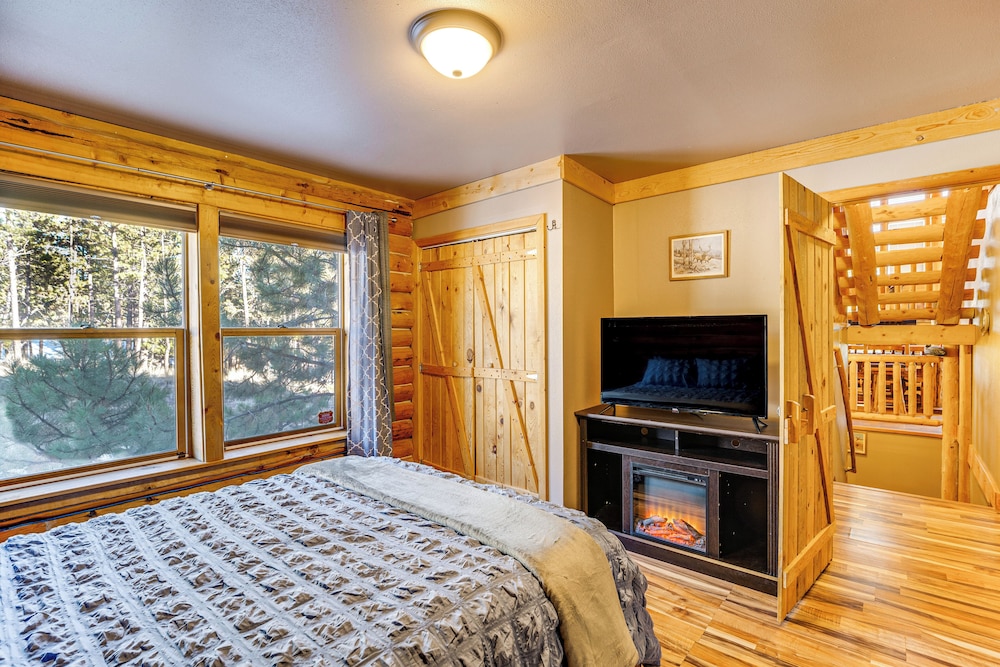 4 Mi to Fossil Beds: Private Log Cabin on 3 Acres