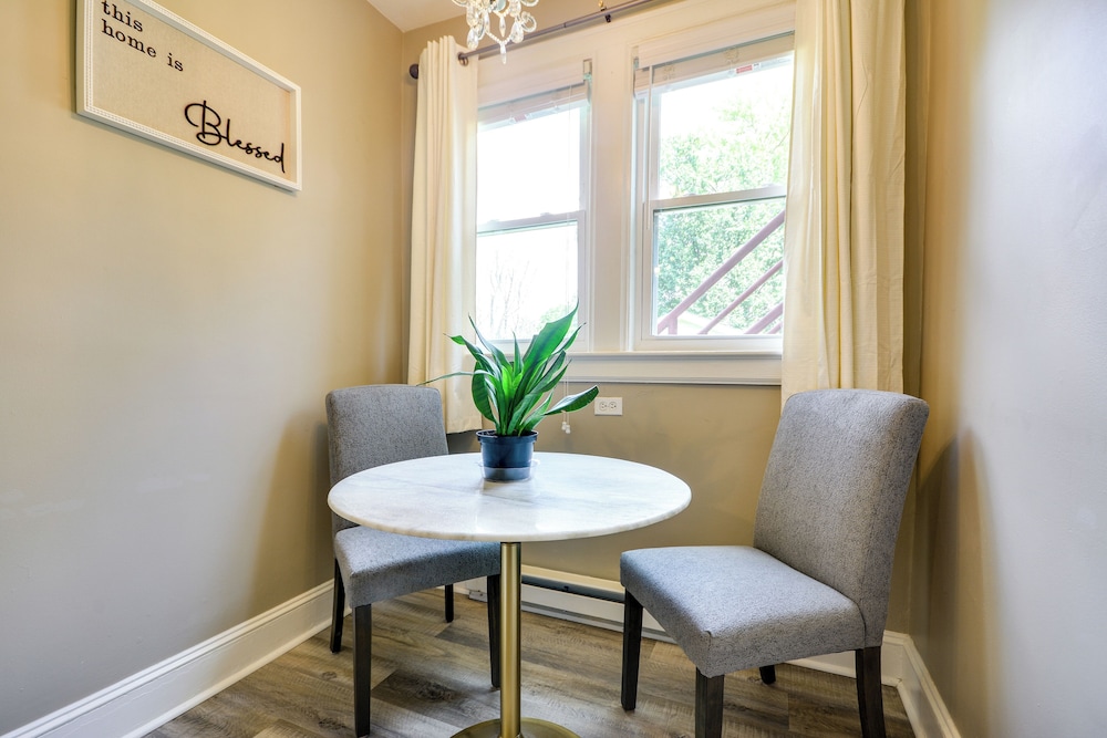 Walk Downtown: Inviting Apartment in Greensboro!