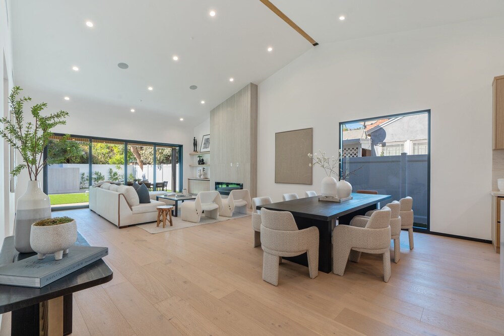 Noble Modern - Urban Sanctuary in Sherman Oaks With Poolside and Patio