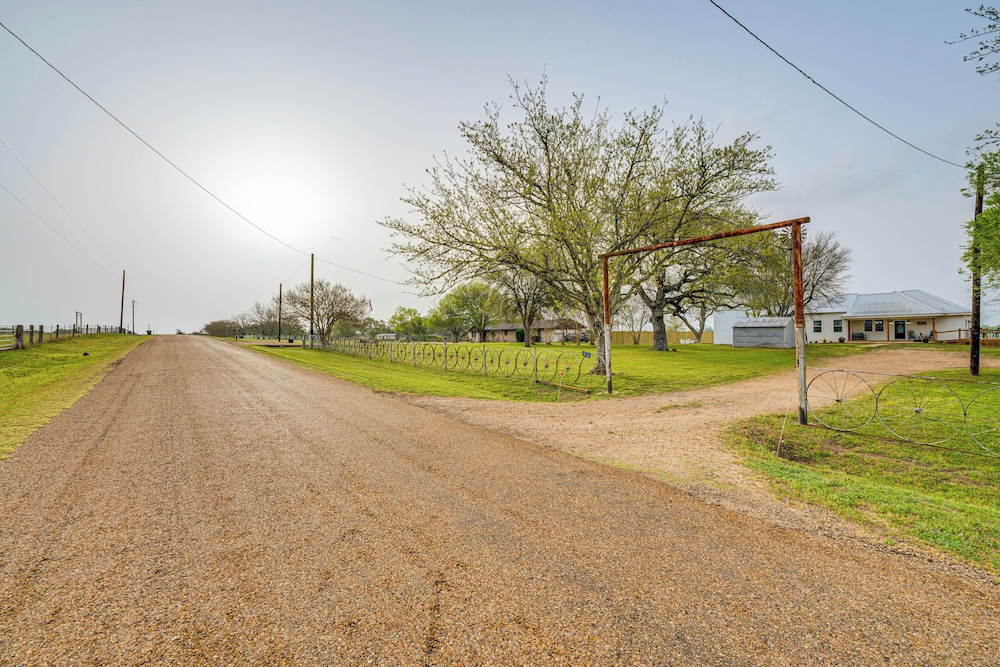 Furnished Deck + Views: Rural Schulenburg Retreat