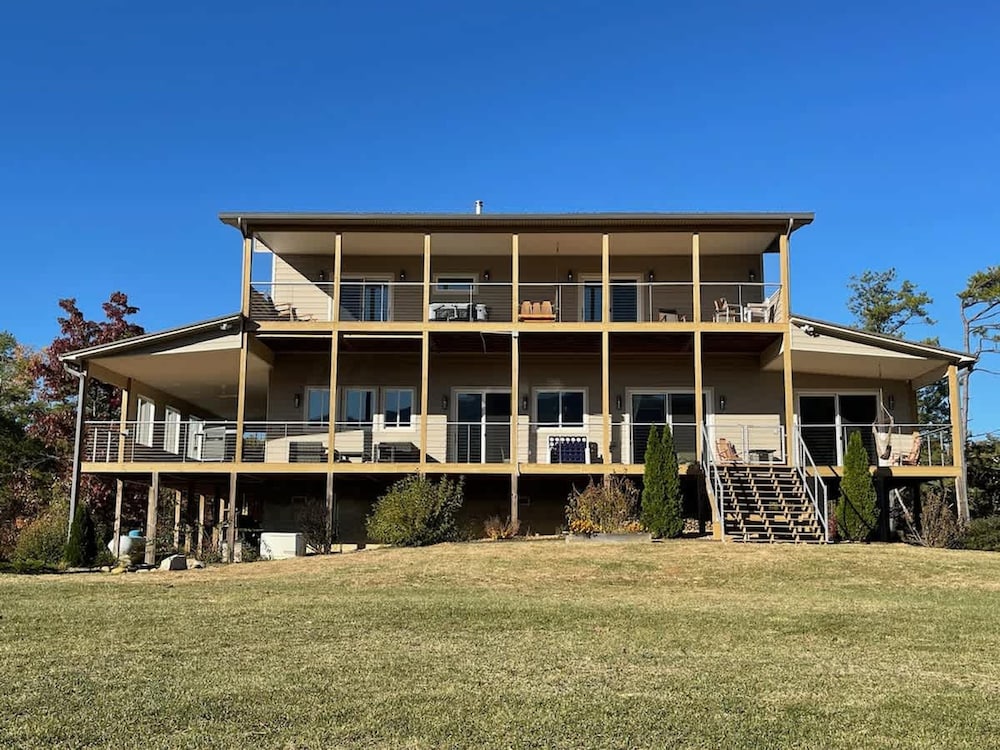 Sleeps12 Pet Friendly 2 Hottubs Views Full Kitchen