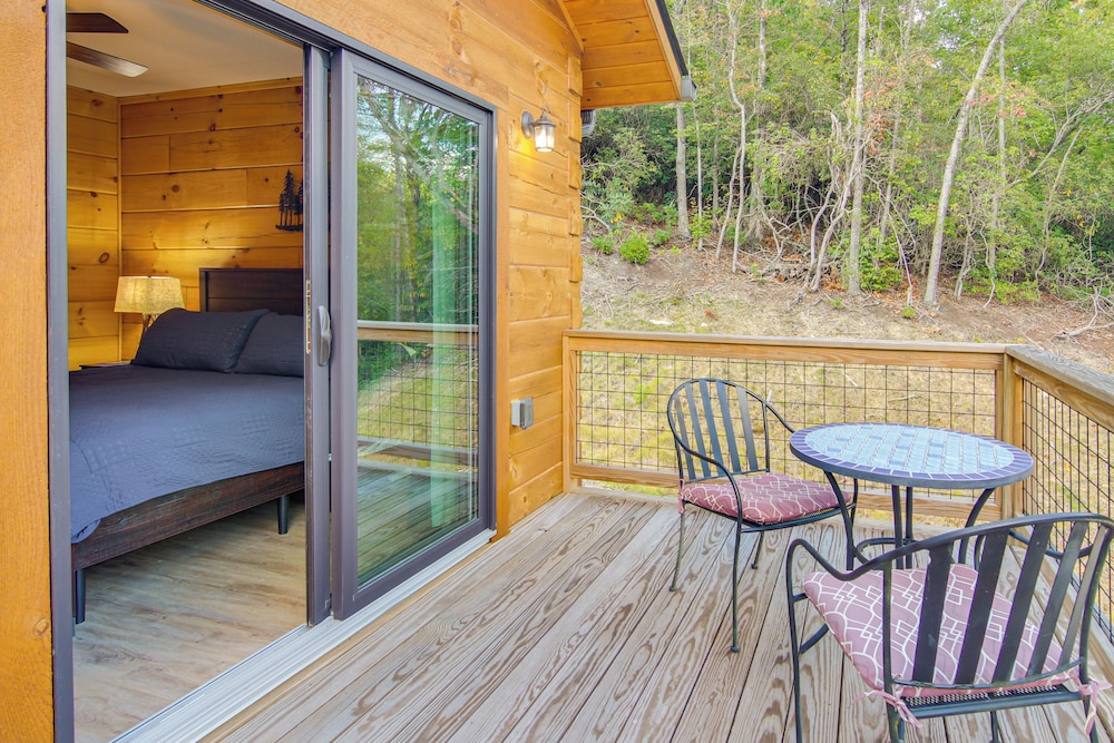 Amazing Waterfall! New Scenic Black Mtn Log Cabin