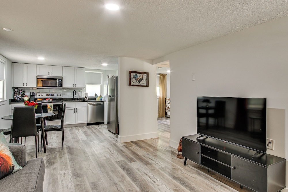 2 Mi to USC Campus: Peaceful Apartment w/ Yard