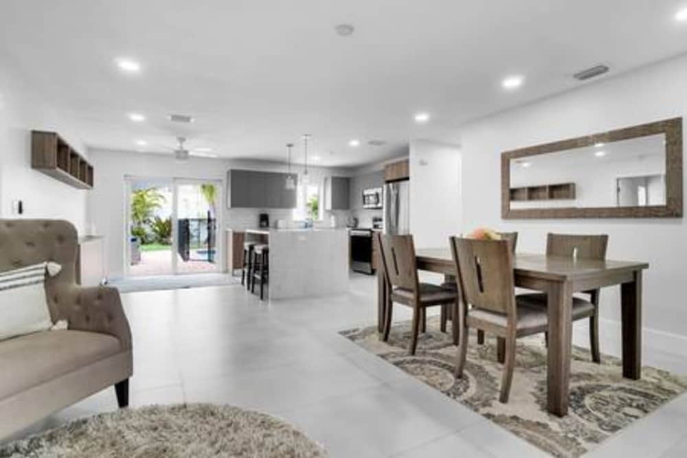 617 NW 30 CT Pool Patio 5Bd 3bath Fire Pit Parking for 3