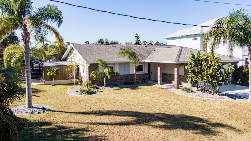 Canal Front Oasis With Pool in Palm Coast