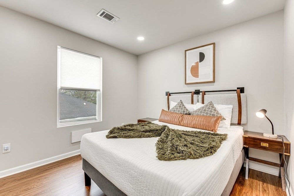 Spacious Family Retreat Near Airport 5 Bedroom Home