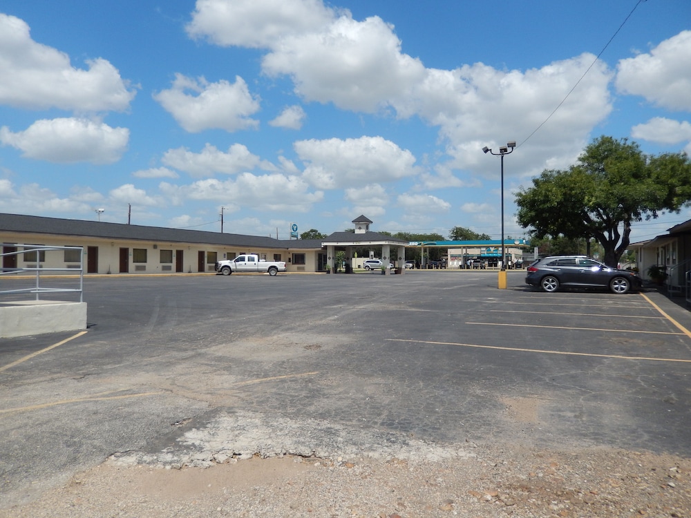 Pearsall Executive Inn