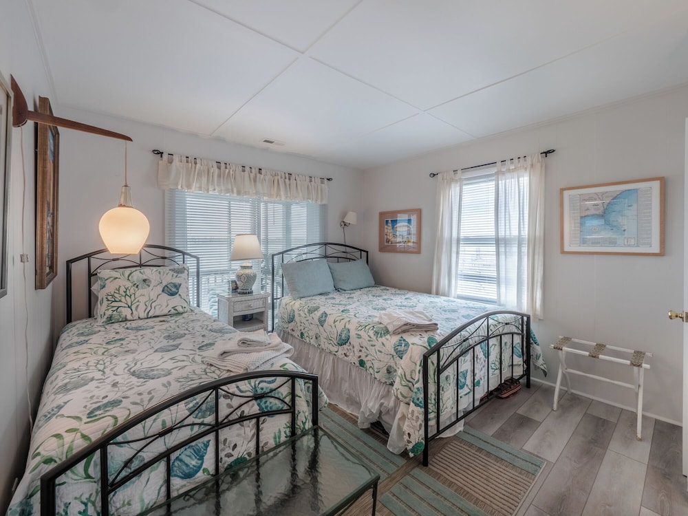 Lindy-B by Topsail Realty