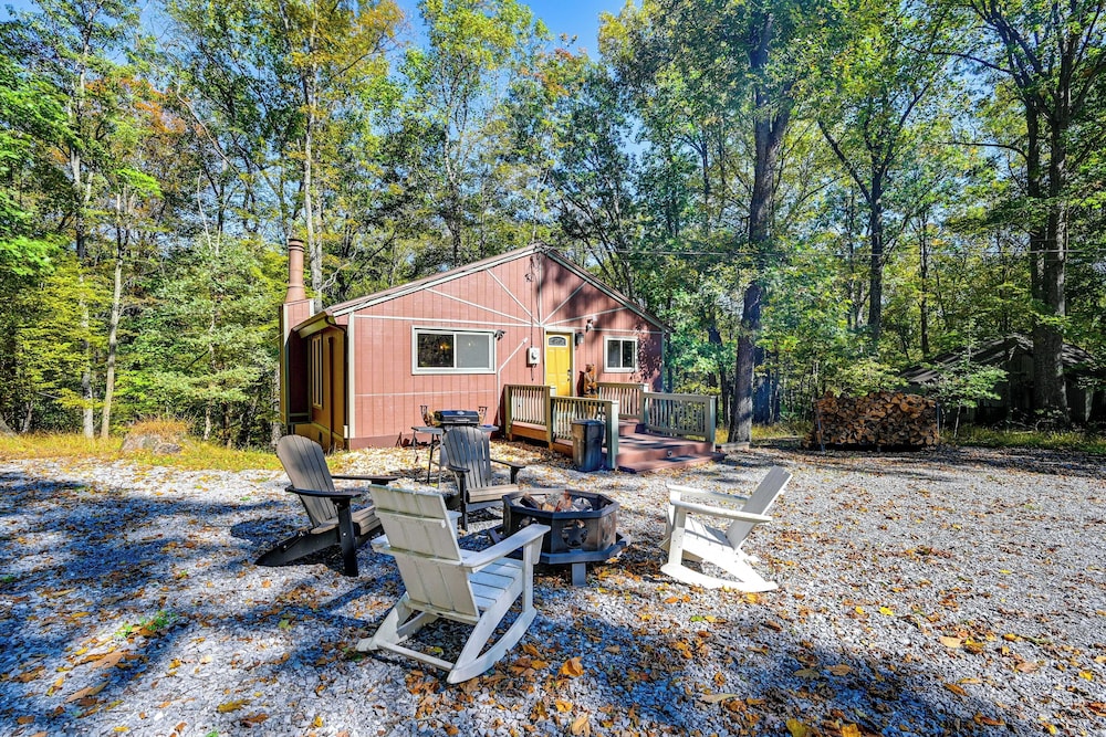 'wild Creek Cabin' in Hedgesville: Pets Welcome! view 4