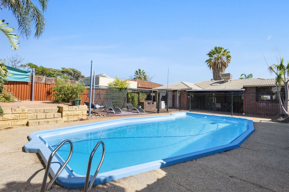 4BR Pool House Close to Shops