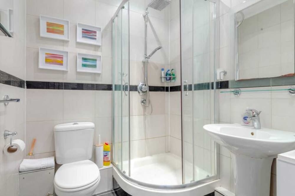 Central and Spacious 2 Bedroom Flat in Kensington