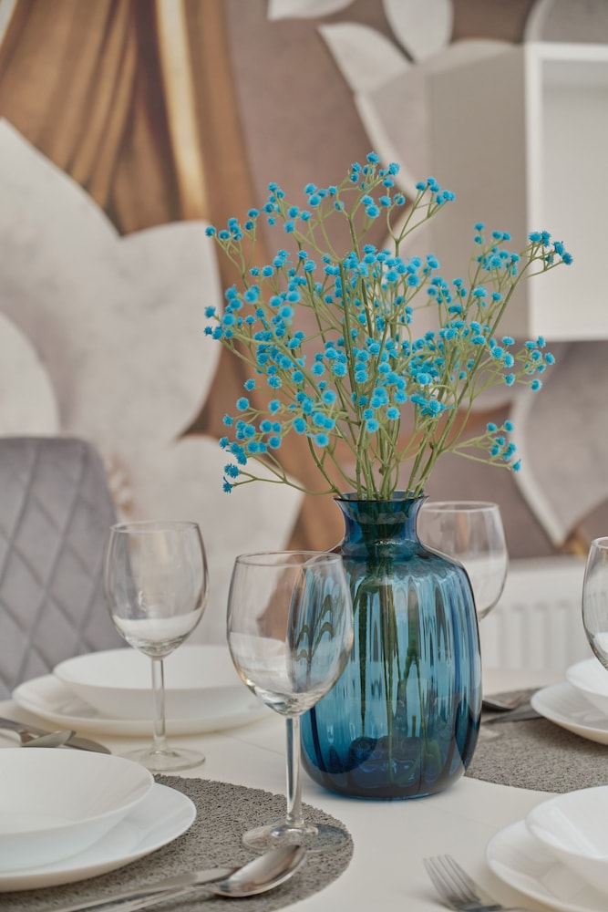 Floral Apartment Nyska by Renters