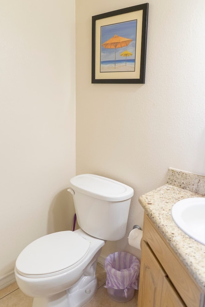 Open & Modern Pool #b Walk To Beach 2 Bedroom Condo