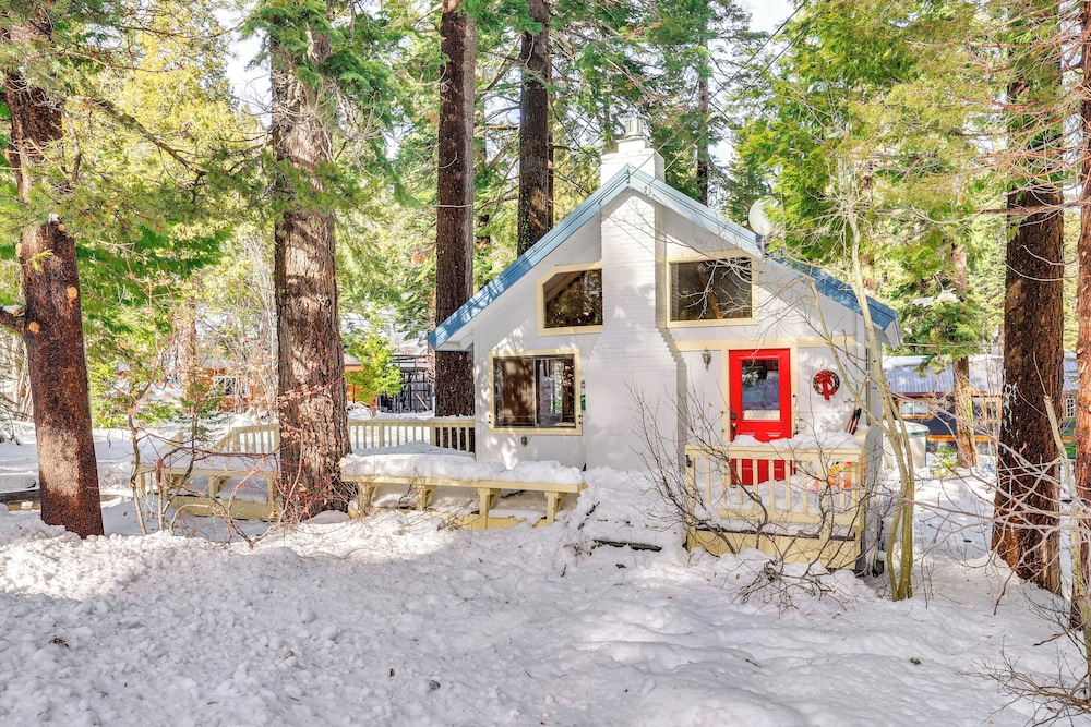 < 2 Blocks to Lake Tahoe: Family Home Near Skiing