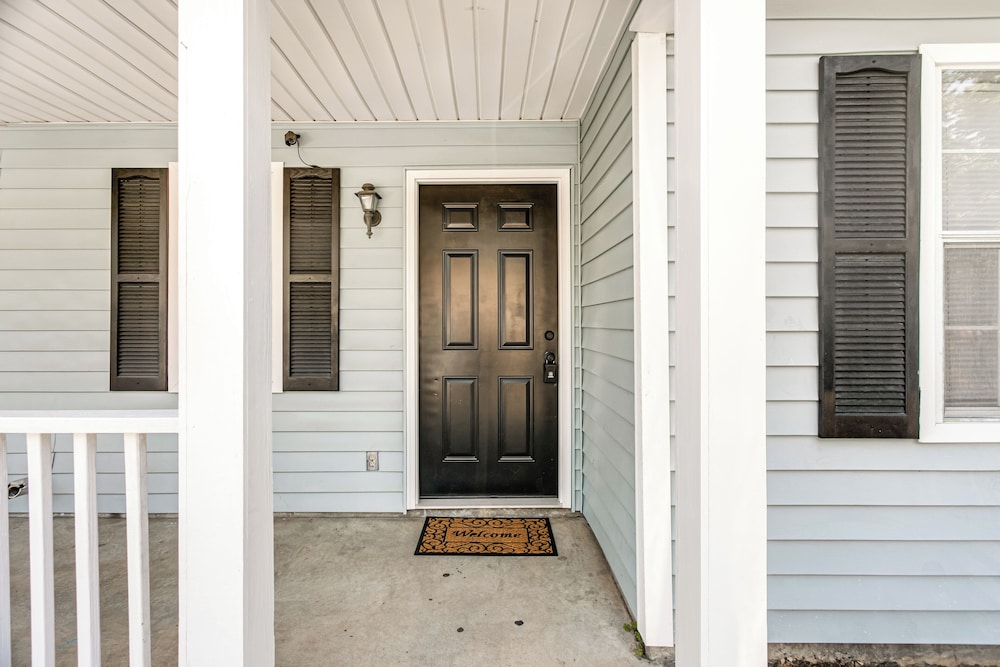9 Mi to Moody Afb: Newly Updated Condo Near Dining