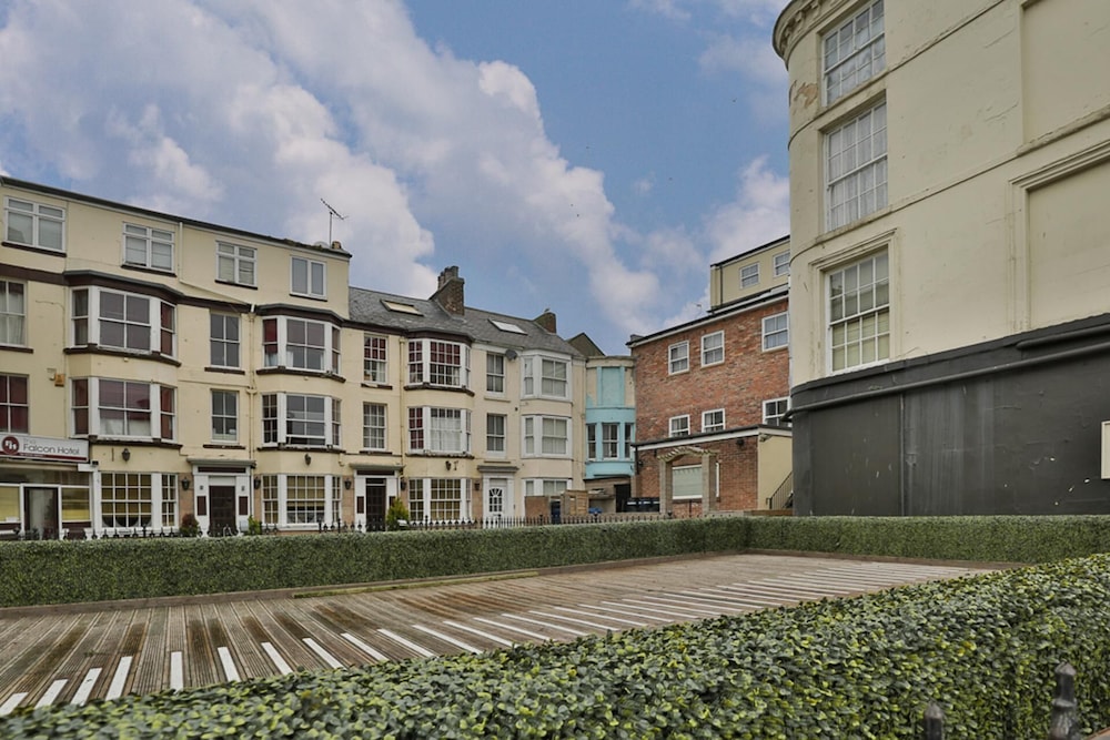 1 Bed Flat - Sleeps 2 - Wifi view 2