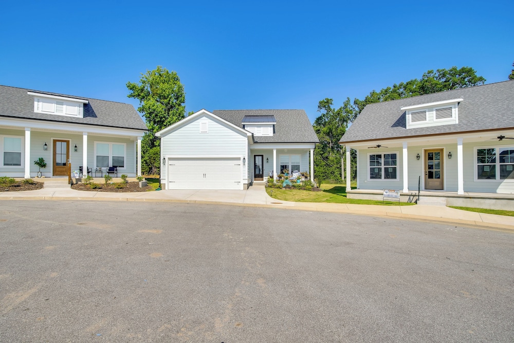 Walk to Marina: Lake Greenwood Retreat w/ Hot Tub