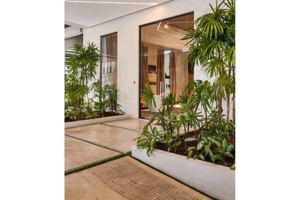 Luxury Condo 1 Br Pool Excellent Location