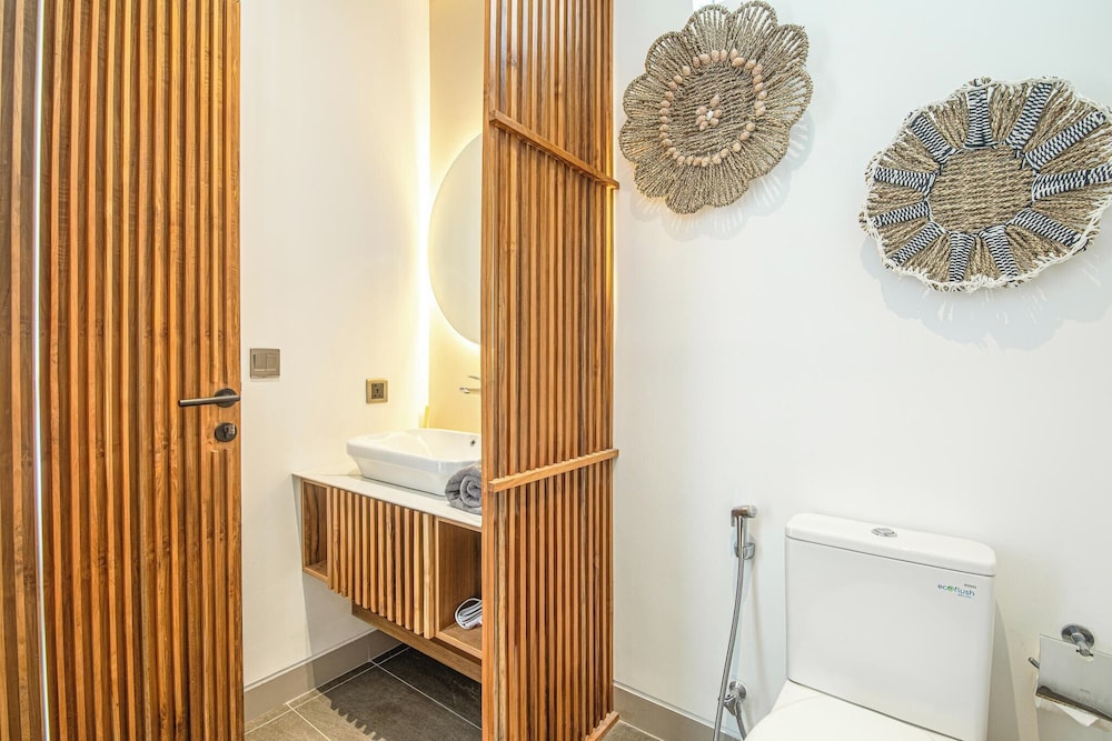Luxury 5BR Retreat, 400m From Café Del Mar Shore