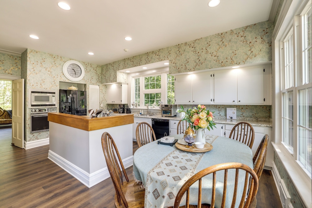 Home on Sprawling Estate, 6 Mi to Dtwn Spartanburg